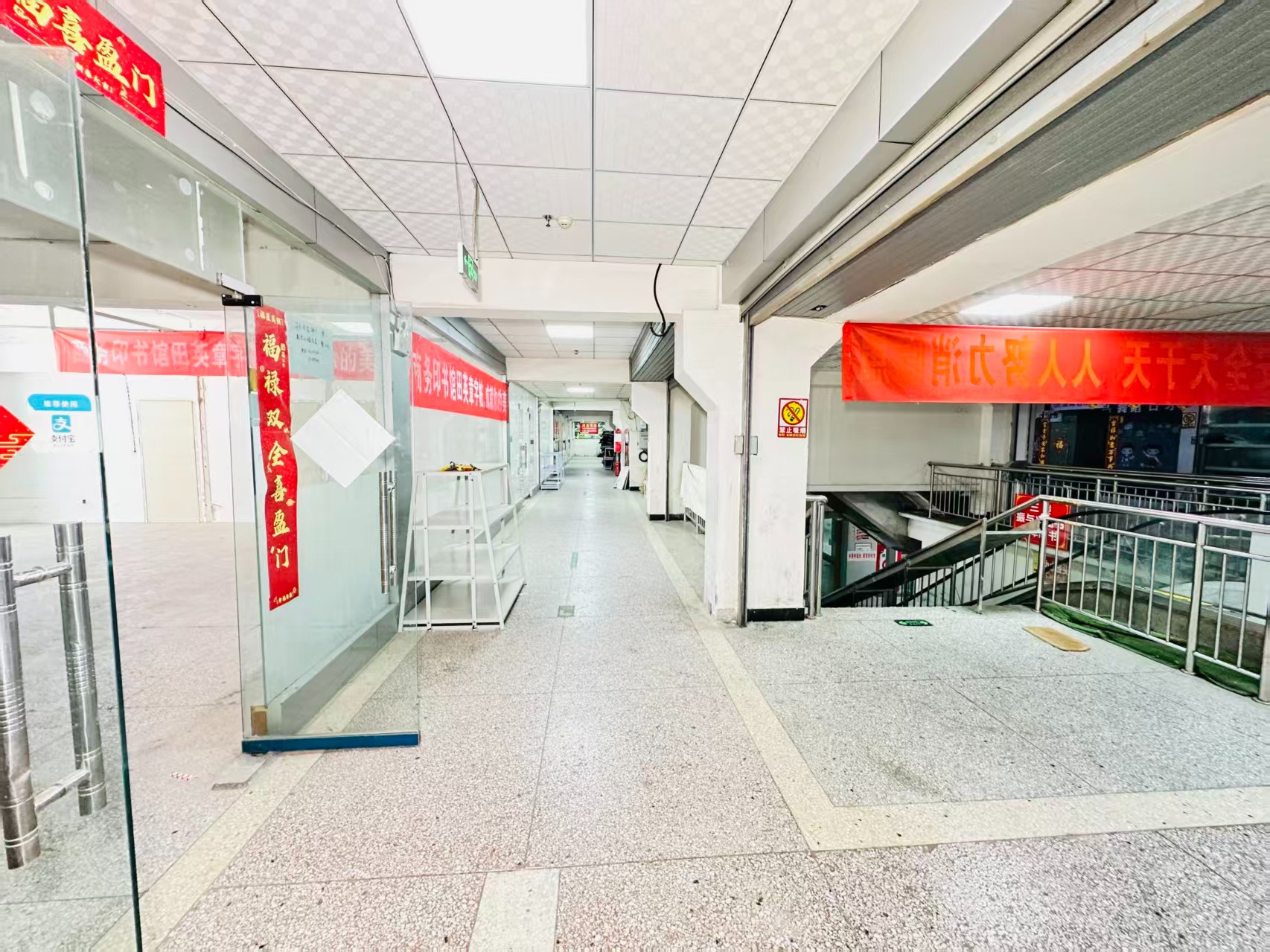 红太路引入人工智能技术应用场景，推动AI与商业、零售、电商、企业服务等领域融合发展。