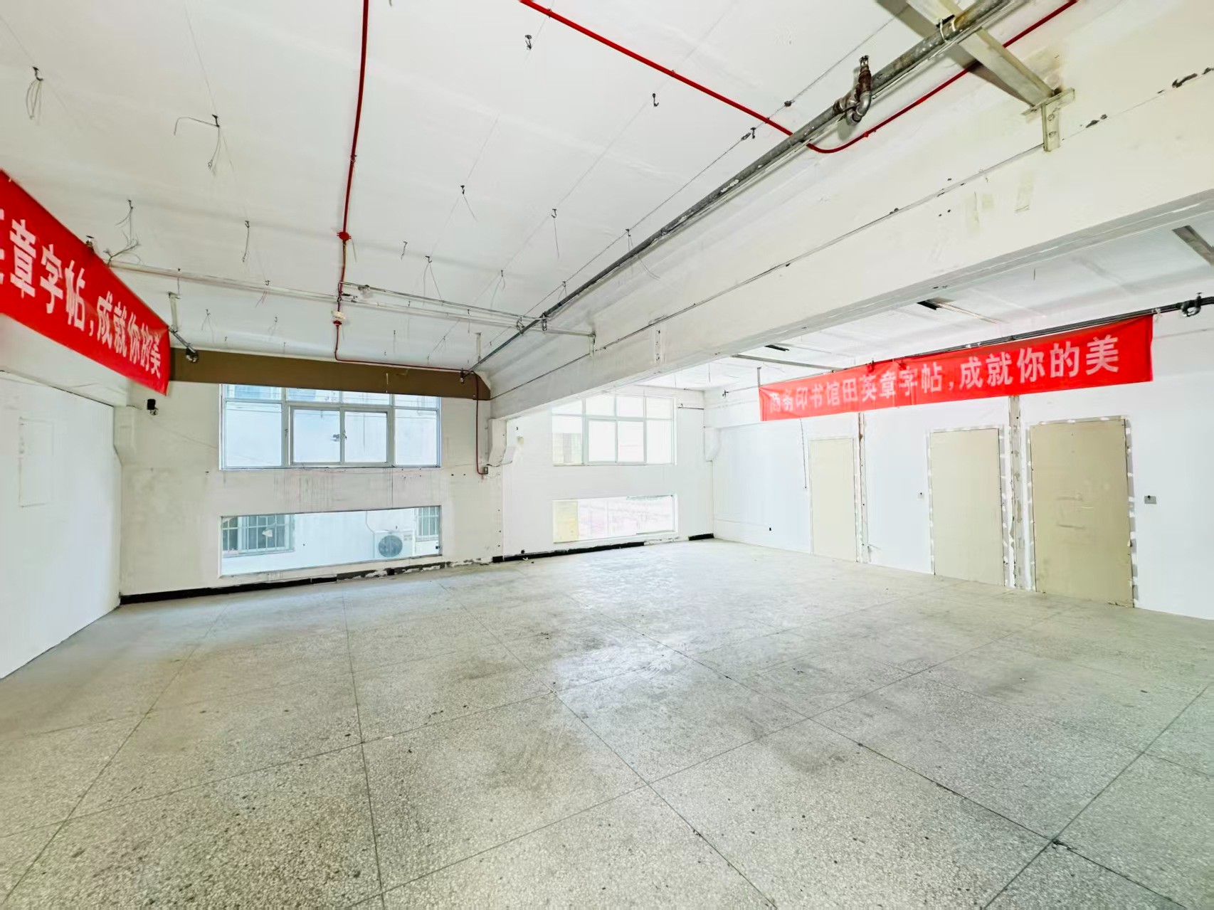 红太路重点吸引人工智能应用、数字经济、电商直播、智能制造服务、软件开发、科技创新企业及创业团队入驻